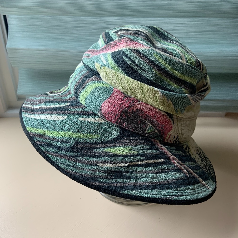 Hattitude NY floral fabric bucket hat, size 7.